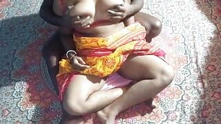 Desi village friend ka biwi ko bada bada dudh pakadkar Mota land se kiya chudai