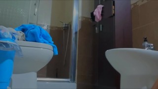 Me encanta mirar a mi hermanastra en la ducha..