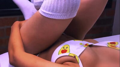 El padrastro invitó a la mejor amiga a su biblioteca, y terminaron en algo más.