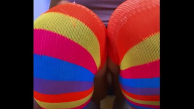 El padrastro invitó a la mejor amiga a su habitación, y terminaron en algo más.