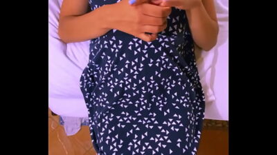 La hermanastra y el mejor amigo acabaron en su habitación, donde se entregaron por completo.