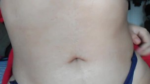 Corre en sus bragas mientras su mama esta en casa