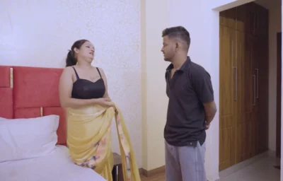 Dudhwala aaya aunty se paise Lene darvaja khula tha to sidhe room per a Gaya aur aunty ke sath sex karne laga